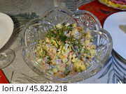 Салат Оливье в хрустальной салатнице. Olive salad in a crystal salad bowl. Стоковое фото, фотограф Юрий Пуликов / Фотобанк Лори