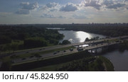 Aerial view of busy road, Borisov ponds and Moscow city on horizon. Вид с высоты птичьего полета на Каширское шоссе, Борисовские пруды и город Москву на горизонте (2017 год). Стоковое видео, видеограф Людмила Лесовая / Фотобанк Лори