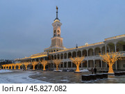 Здание Северного речного вокзала зимним вечером. Москва. Стоковое фото, фотограф Головкова Елена / Фотобанк Лори