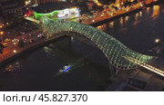 Bridge of Peace at night in Tbilisi. Стоковое видео, видеограф Михаил Коханчиков / Фотобанк Лори