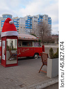 Кофейный автомобиль красного цвета. Астрахань. Редакционное фото, фотограф Дмитрий Николаев / Фотобанк Лори