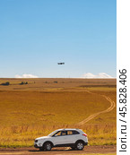 Hyundai CRETA car on the background of Elbrus. The drone is flying (2021 год). Редакционное фото, фотограф Татьяна Лобанова / Фотобанк Лори