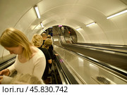 Эскалатор станции метро Василеостровское Санкт-Петербург (2024 год). Редакционное фото, фотограф Антонина / Фотобанк Лори
