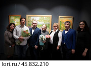 Общая фотография с сотрудниками музея на открытии выставки народной артистки Российской Федерации Валентины Ивановны Теличкиной. Редакционное фото, фотограф Дмитрий Неумоин / Фотобанк Лори