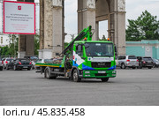 Эвакуатор MAN TGL с КМУ на площади перед главным входом на ВДНХ (2014 год). Редакционное фото, фотограф Алёшина Оксана / Фотобанк Лори