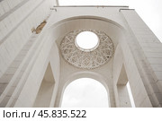 Старый главный северный вход на территорию ВСХВ, ВДНХ. Фрагмент (2014 год). Редакционное фото, фотограф Алёшина Оксана / Фотобанк Лори