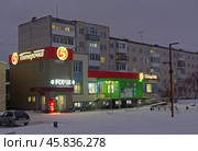 Магазины "Fix price" и "Пятёрочка". Каменск-Уральский, бульвар Парижской Коммуны, дом 35а. Редакционное фото, фотограф Алексей Иванов / Фотобанк Лори