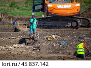 Work crew digging a trench on a summer day (2019 год). Редакционное фото, фотограф Коханова Наталья / Фотобанк Лори