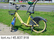 Электровелосипед на городской улице Гомеля. Сервис Колоbike (шеринг велосипедов и электросамокатов в Беларуси) (2024 год). Редакционное фото, фотограф Ольга Коцюба / Фотобанк Лори