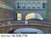 Санкт-Петербург. Зимняя канавка. Первый Зимний мост и Эрмитажный мост (2017 год). Редакционное фото, фотограф Александр Алексеев / Фотобанк Лори