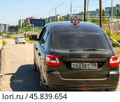 Учебный автомобиль заезжает на эстакаду автодрома, город Воронеж (2024 год). Редакционное фото, фотограф Вячеслав Палес / Фотобанк Лори