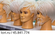 Mannequin heads sporting trendy white hairstyles and beards in a hair salon. Стоковое AI-видео, аниматор Юрий Поздников / Фотобанк Лори