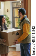Delivery man giving package to a woman at home. Стоковое AI-видео, аниматор Юрий Поздников / Фотобанк Лори