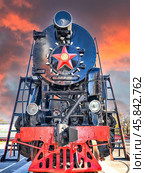 Revolutionary steam locomotive with red star against the backdrop of an alarming crimson sky. Стоковое фото, фотограф FotograFF / Фотобанк Лори
