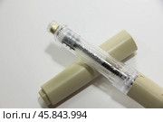 Инсулиновый шприц-ручка для введения лекарственного средства, назначенного эндокринологом. Препарат для инъекций инсулина. Стоковое фото, фотограф Елена Бобкова / Фотобанк Лори