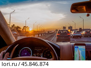 The car goes in the rush hour. view from the inside. Colorful sunset in the window. Traffic jams during rush hour on the way from work. Стоковое фото, фотограф Константин Григорьев / Фотобанк Лори