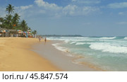 Waves on tropical beach in Sri Lanka (2023 год). Стоковое видео, видеограф Михаил Коханчиков / Фотобанк Лори