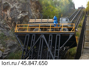 Descent and ascent over a steep rock (Doktor Pass) in the Adyr-Su Gorge on an old car elevator. There is a truck on a special platform. Стоковое фото, фотограф Роман Дзюбало / Фотобанк Лори