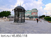 Город Екатеринбург. Чугунная ротонда и дом Севастьянова Н.И. (2024 год). Стоковое фото, фотограф Александр Тараканов / Фотобанк Лори