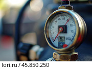Analog pressure gauge meter showing pressure level in psi and bar. Стоковое AI-изображение, AI-художник Иван Рябоконь / Фотобанк Лори