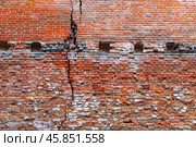 Разрушающаяся кирпичная стена старинного здания. Крупный план. Стоковое фото, фотограф Алексей Голубенко / Фотобанк Лори