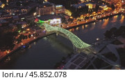 Bridge of Peace at night in Tbilisi. Стоковое видео, видеограф Михаил Коханчиков / Фотобанк Лори