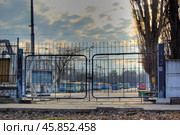 Главный въезд на территорию Симферопольского троллейбусного парка. Стоковое фото, фотограф Snezka / Фотобанк Лори