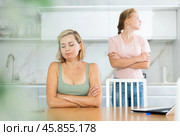 Disillusioned woman facing relationship problems with teenage daughter. Стоковое фото, фотограф Яков Филимонов / Фотобанк Лори