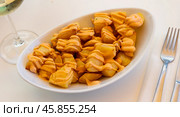 Spanish potato tapa Patatas bravas with creamy sauce. Стоковое фото, фотограф Яков Филимонов / Фотобанк Лори