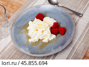 Catalan whey cheese, mato, served on plate with raspberries and honey. Стоковое фото, фотограф Яков Филимонов / Фотобанк Лори
