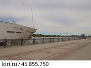 Круизный корабль "Михайл Фрунзе" у причала. Астрахань (2024 год). Редакционное фото, фотограф Дмитрий Николаев / Фотобанк Лори