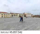 Советская площадь в Дмитрове после реконструкции. Московская область, Россия (2024 год). Редакционное фото, фотограф Елена Коромыслова / Фотобанк Лори