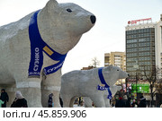 Город Тюмень. Фигура медведя Папа Миша возле здания цирка. Редакционное фото, фотограф Александр Тараканов / Фотобанк Лори