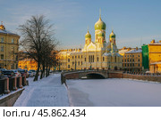 View of Saint Isidore's (Isidorovskaya) Church against the background of the Mogilev Bridge over the Griboyedov Canal on a sunny winter day, St. Petersburg, Russia. Стоковое фото, фотограф Ula Ulachka / Фотобанк Лори