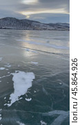 Vertical video of Baikal Lake in Desember sunset. Panoramic view of frozen Kurkut bay. Beautiful winter landscape. Natural backgriund. Стоковое видео, видеограф Виктория Катьянова / Фотобанк Лори