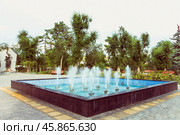 Крым, Евпатория, курорт, лето, фонтан, сквер, городская среда (2020 год). Редакционное фото, фотограф Андрей Макаренко / Фотобанк Лори