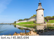 Ancient walls and towers of the medieval Pskov kremlin on the Velikaya river in summer (2024 год). Стоковое фото, фотограф FotograFF / Фотобанк Лори