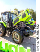 Zoomlion RN904 agricultural wheeled tractor at the agricultural machinery and equipment fair (2022 год). Редакционное фото, фотограф FotograFF / Фотобанк Лори