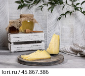 Нарезанные кусочки сыра с медом на столе. Стоковое фото, фотограф Гришина Ольга / Фотобанк Лори