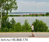 Наперегонки. Электричка и биатлонист (2024 год). Редакционное фото, фотограф Антонина / Фотобанк Лори