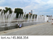 Исторический сквер с фонтанами в центре Екатеринбурга (2024 год). Стоковое фото, фотограф Александр Тараканов / Фотобанк Лори