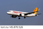 TC-NBZ Pegasus Airbus A320neo landing at Barcelona Airport (2020 год). Редакционное фото, фотограф Яков Филимонов / Фотобанк Лори