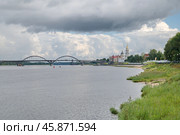 Вид с Волжской набережной на Рыбинский мост и Спасо-Преображенский собор. Город Рыбинск, Ярославская область, Россия (2024 год). Стоковое фото, фотограф Елена Коромыслова / Фотобанк Лори