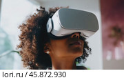 Happy smiling woman Afro American black in futuristic style virtual reality headset in a bright room, in white clothes. In low poly style, showing intelligent AI model with accurate wireframe design. Стоковое AI-видео, аниматор ALLA YURTAYEVA / Фотобанк Лори