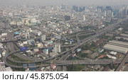 Traffic junction cross road with cars in Bangkok. Стоковое видео, видеограф Михаил Коханчиков / Фотобанк Лори