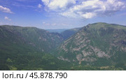 Mountains and canyon in Durmitor National Park. Стоковое видео, видеограф Михаил Коханчиков / Фотобанк Лори
