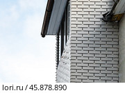 White clinker tiles on the facade of a private house outdoor. Стоковое фото, фотограф Наталья Симакова / Фотобанк Лори