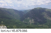 Mountains and canyon in Durmitor National Park. Стоковое видео, видеограф Михаил Коханчиков / Фотобанк Лори