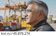 Dock worker looking towards the future of global trade. Стоковое AI-видео, аниматор Юрий Поздников / Фотобанк Лори