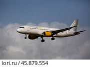 Vueling airliner landing in El Prat Airport in Barcelona (2020 год). Редакционное фото, фотограф Яков Филимонов / Фотобанк Лори